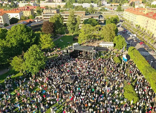 Drönarbild på stadshusparken med ett stortpublikhav.